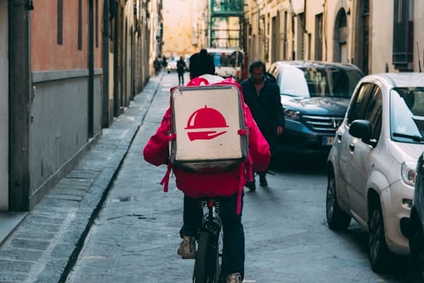 Livreur en scooter en ville